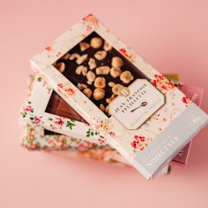 tablette de chocolat noir aux noisettes